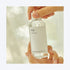 MIXSOON Galactomyces Ferment Essence Imaginea înfățișează o mână care ține cu grijă o sticlă de Mixsoon's Beta-Glucan Face Essence. Acest produs este o dovadă a angajamentului mărcii față de minimalism și eficacitate. Flaconul transparent și eticheta curată a esenței reflectă puritatea și simplitatea formulei din interior